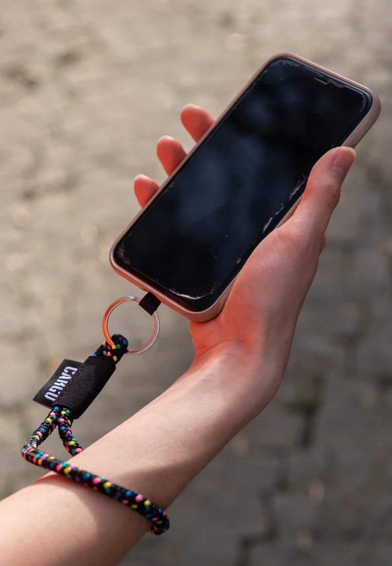 Krótka smycz na telefon z paracordu CARGO by OWEE na nadgarstku